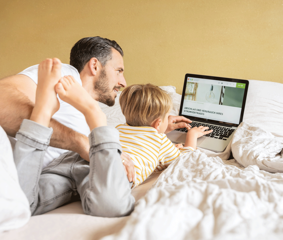 Vater und Sohn recherchieren am Laptop zu Abschlag und Verbrauch