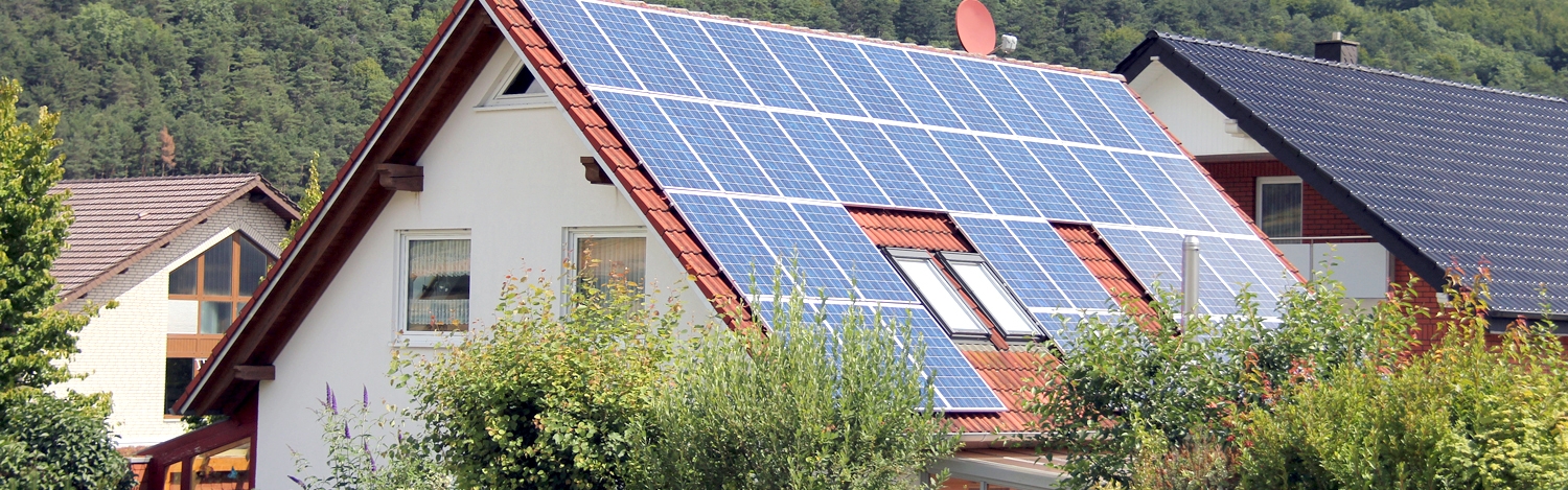 Familienhaus im Grünen mit Photovoltaik-Anlage / Energiedach der Stadtwerke Abrnsberg