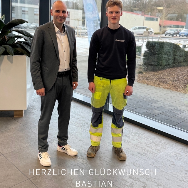 Herzlichen Glückwunsch ?
Bastian hat seine Ausbil ...