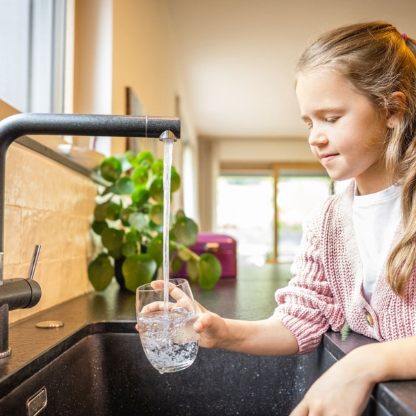 Warum Leitungswasser besser als Wasser aus der Fla ...