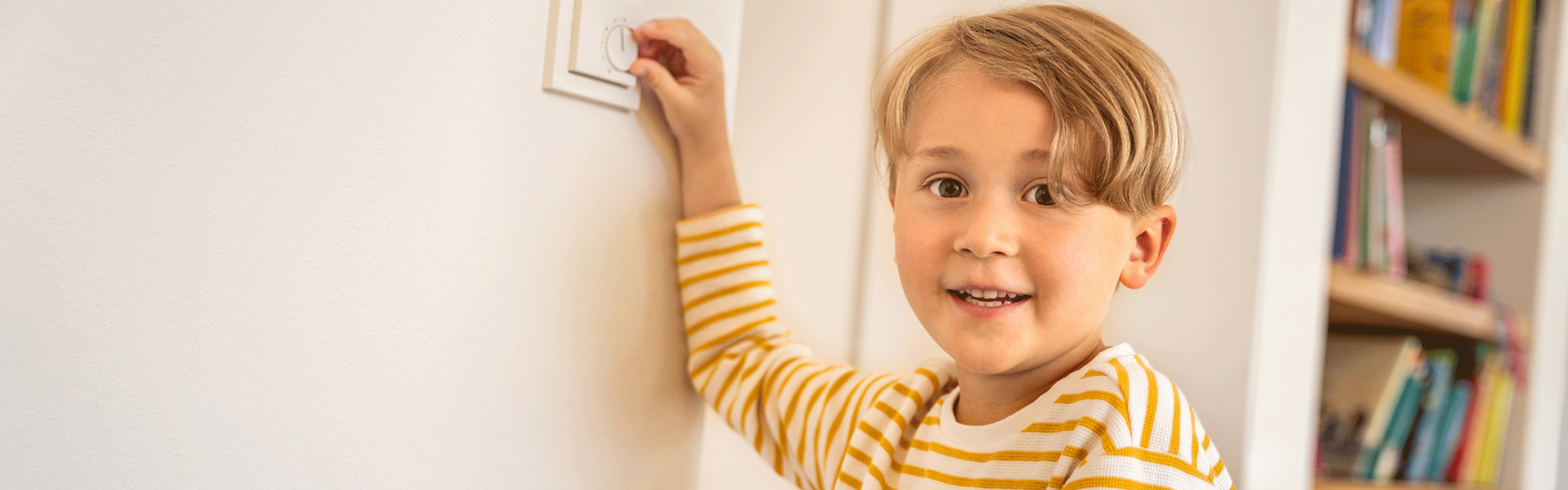 Junge stellt Heizung ein