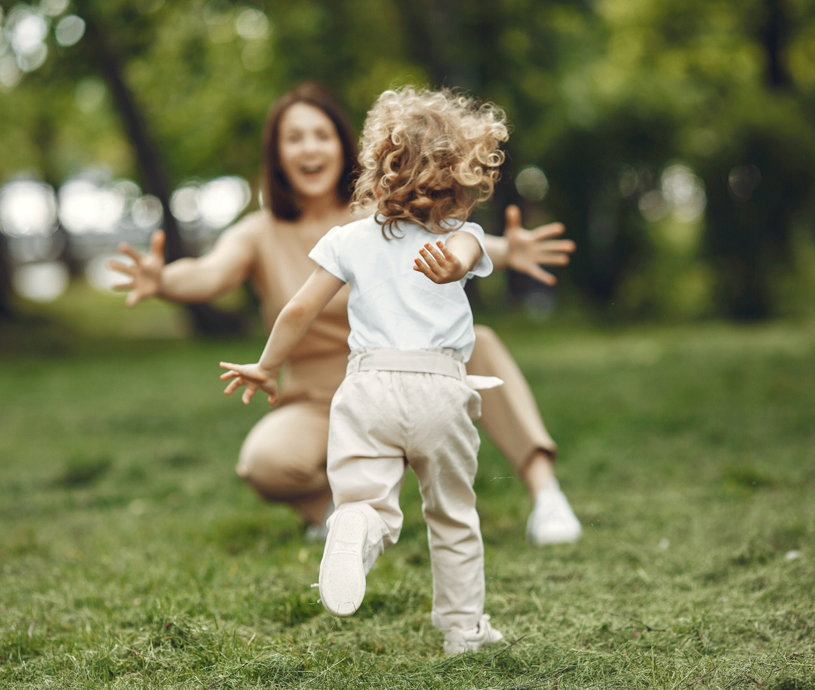 Kind mit Mutter auf Wiese