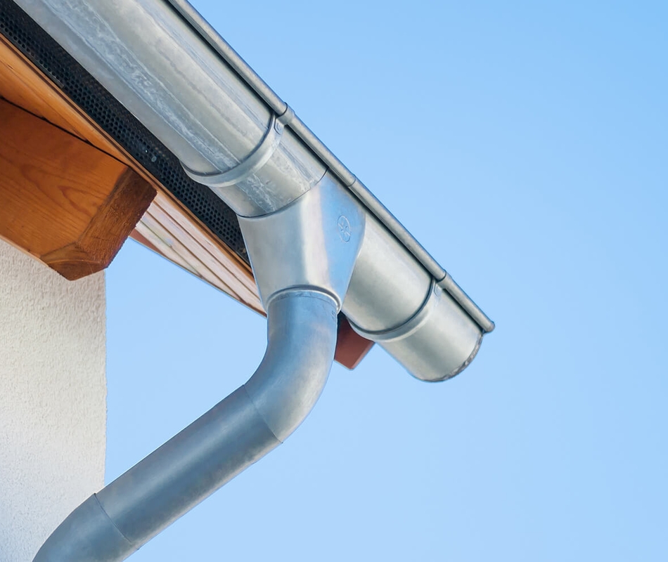 Dachrinne an Hausdach zur Abführung von Niederschlagswasser