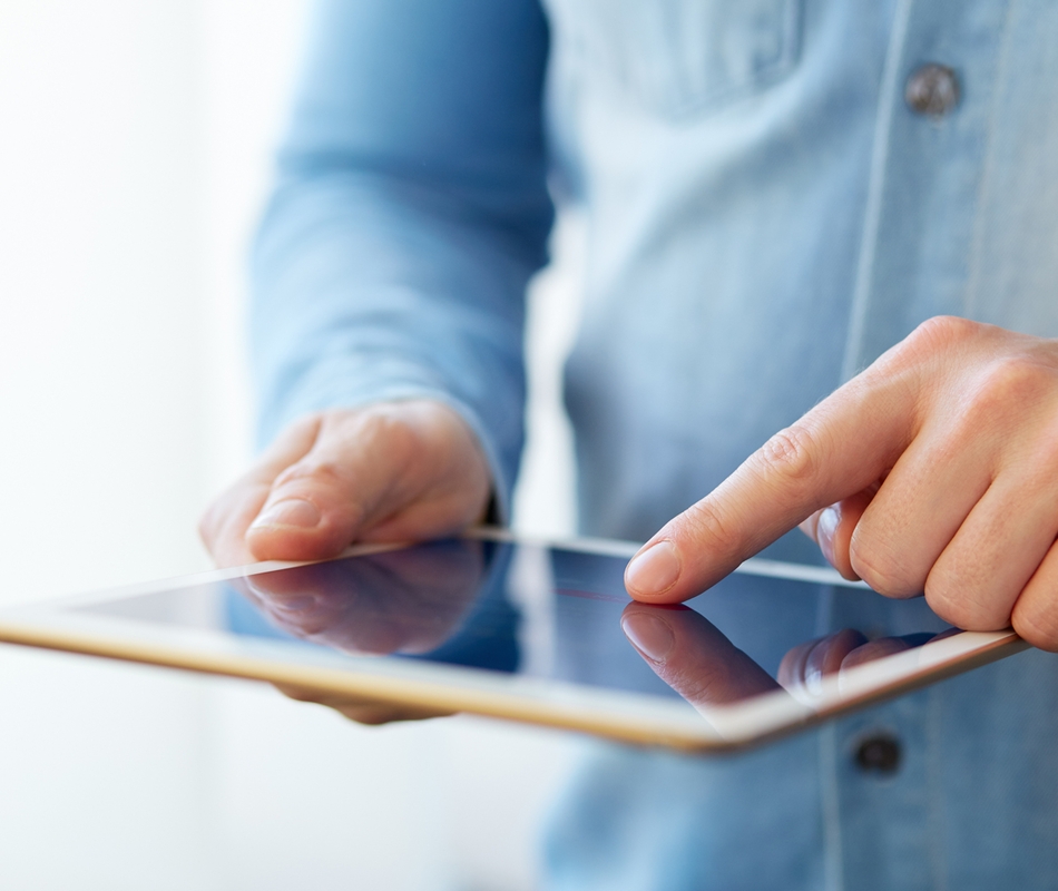 Mann mit geht mit Zeigefinger über Tablet