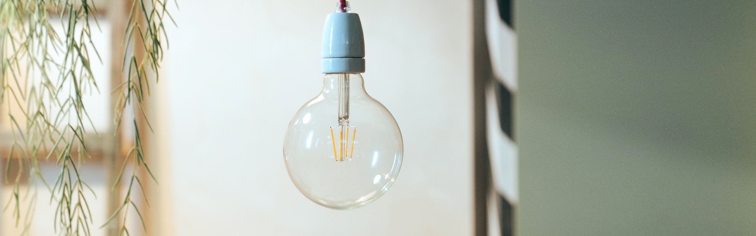 Glühbirne mit blauer Fassung hängt von der Decke