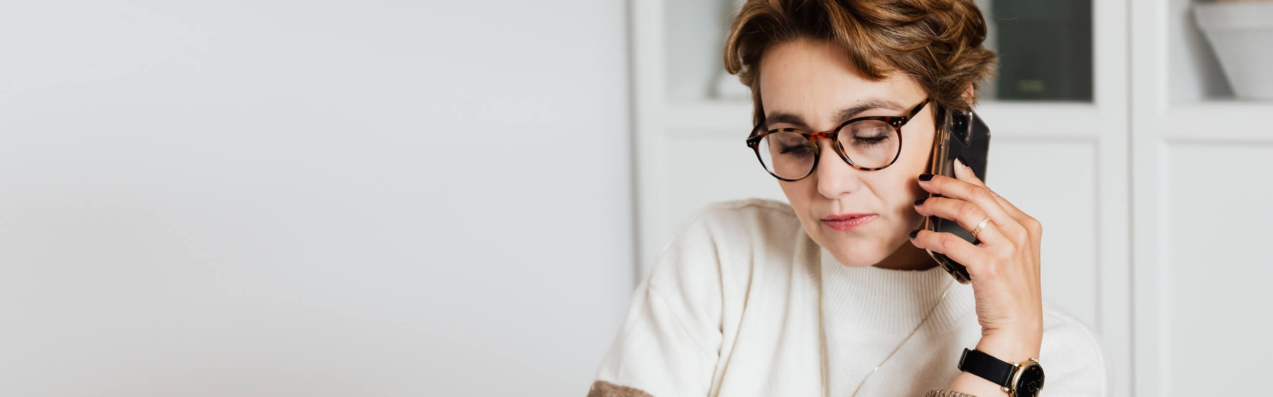 Frau am Telefon meldet eine Störung