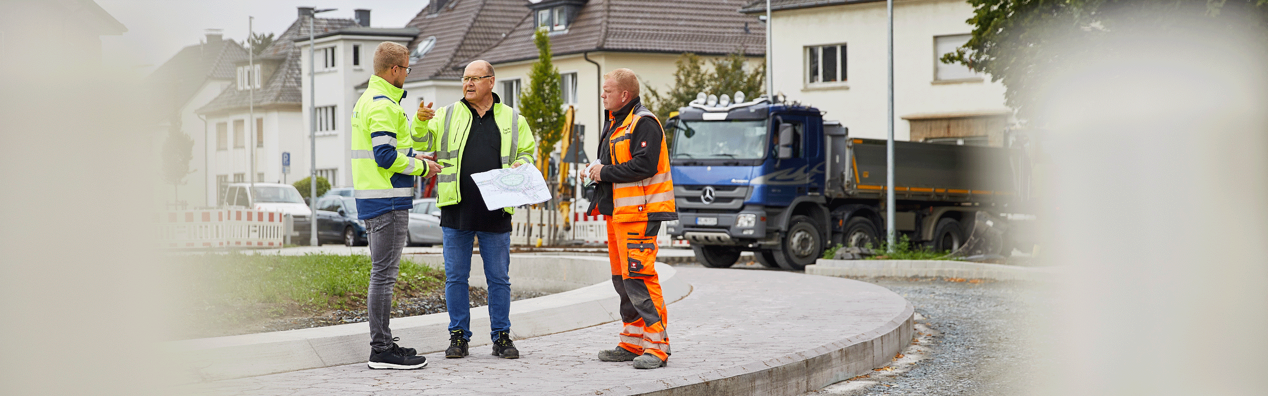 Mitarbeiter planen die Baustelle zum Kreisverkehr in Neheim